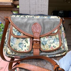 Patricia Nash quality crossbody floral with front pockets and flap. Long strap